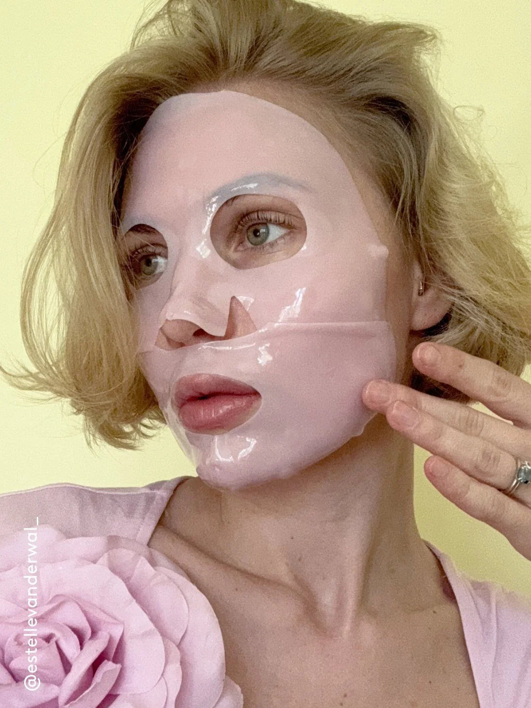 Model koji nosi XLASH hidrogel masku za lice