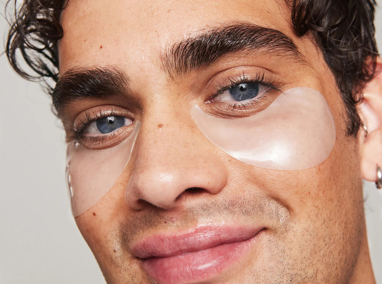 XLASH gel jastučići za oči naneseni na lice modela