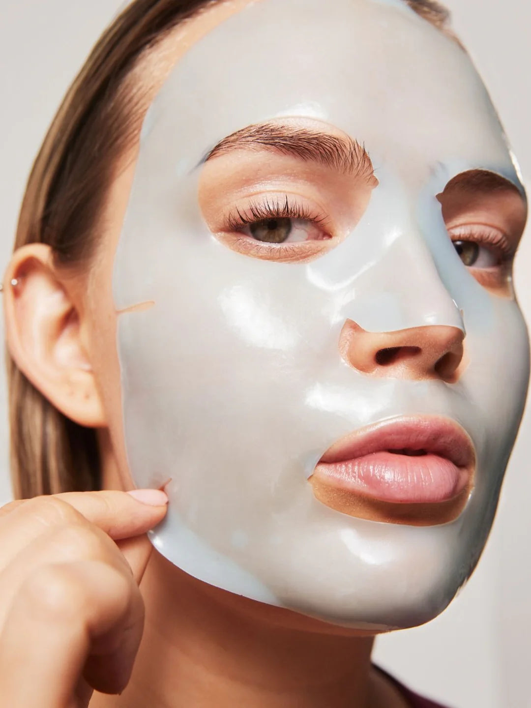 Model koji nosi XLASH hidrogel masku za lice