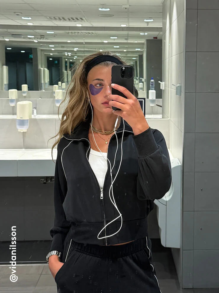 XLASH gel jastučići s retinolom naneseni na lice modela