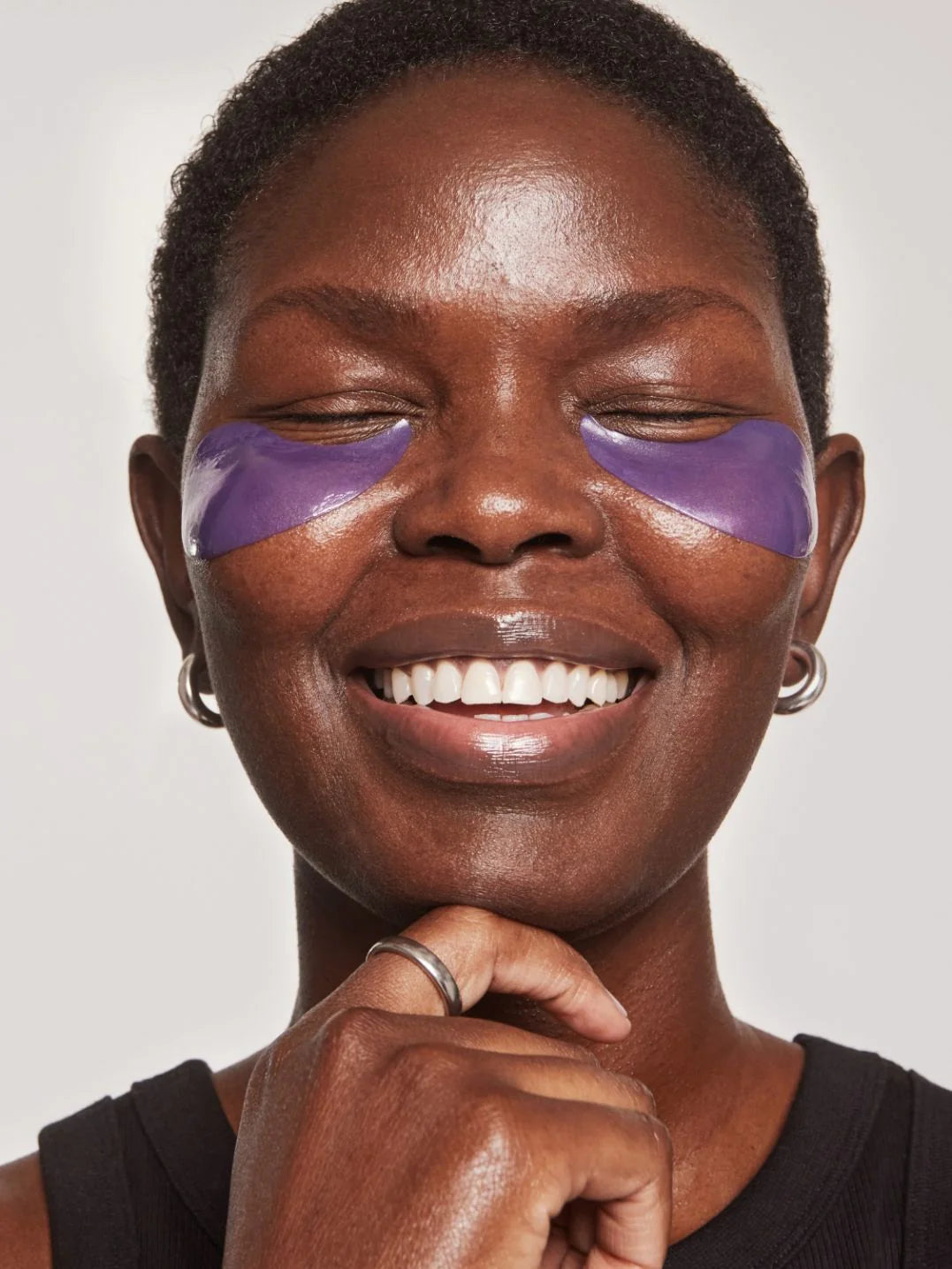 Model koji isprobava različite XLASH gel jastučiće