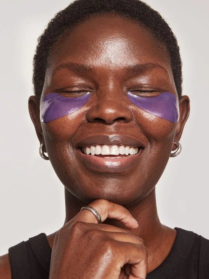Model koji isprobava različite XLASH gel jastučiće
