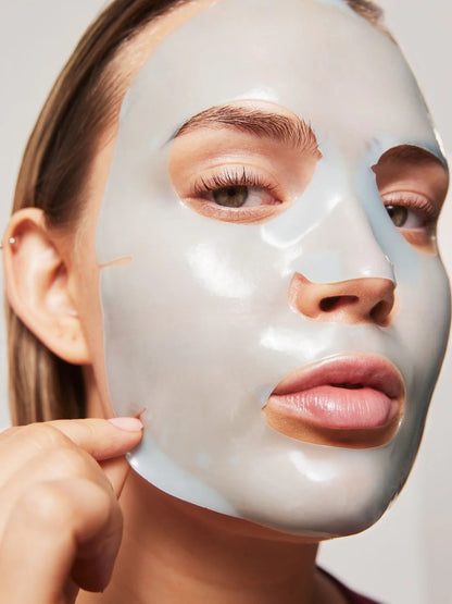 Model koji nosi XLASH hidrogel masku za lice