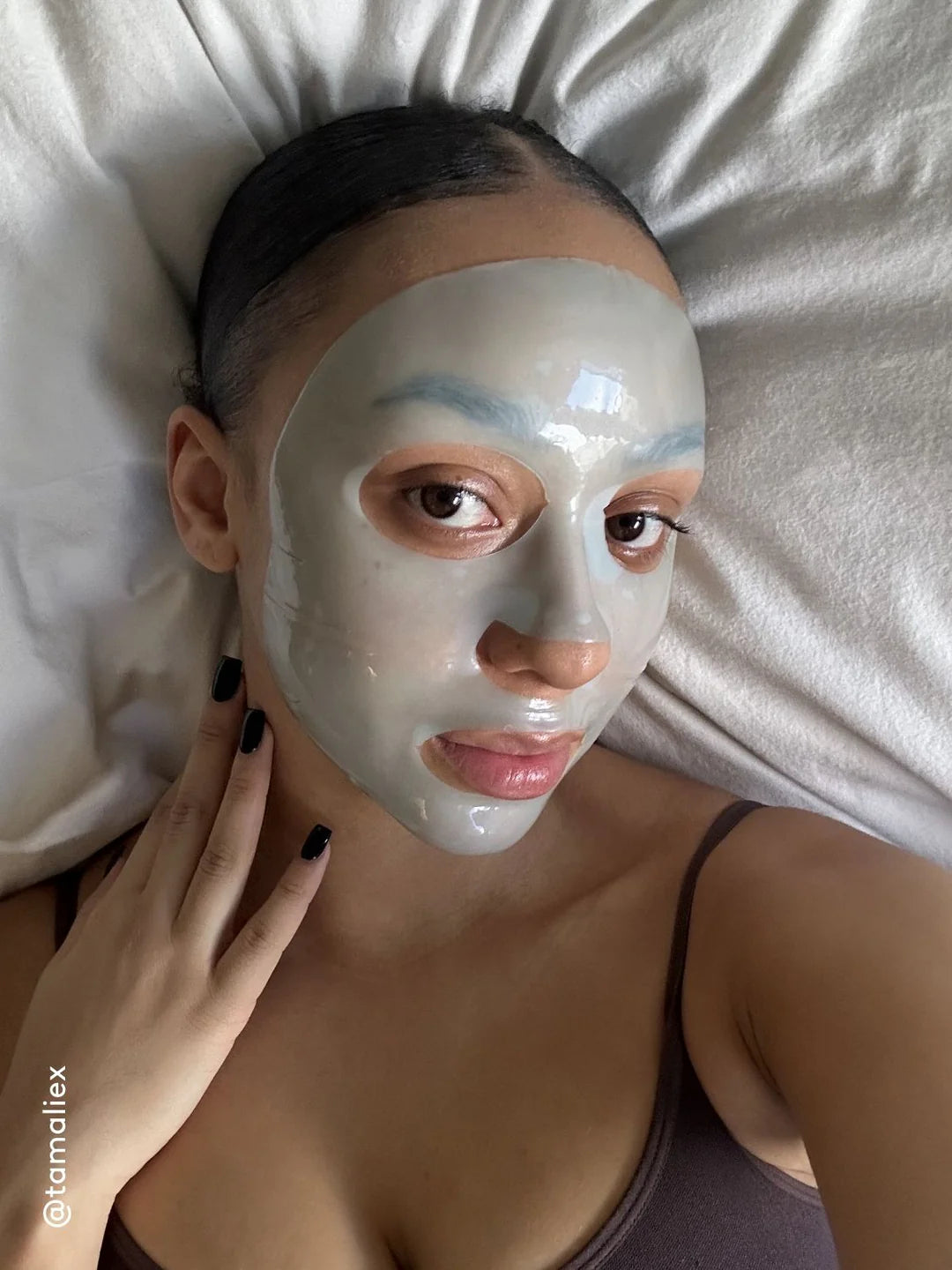 Model koji nosi XLASH hidrogel masku za lice
