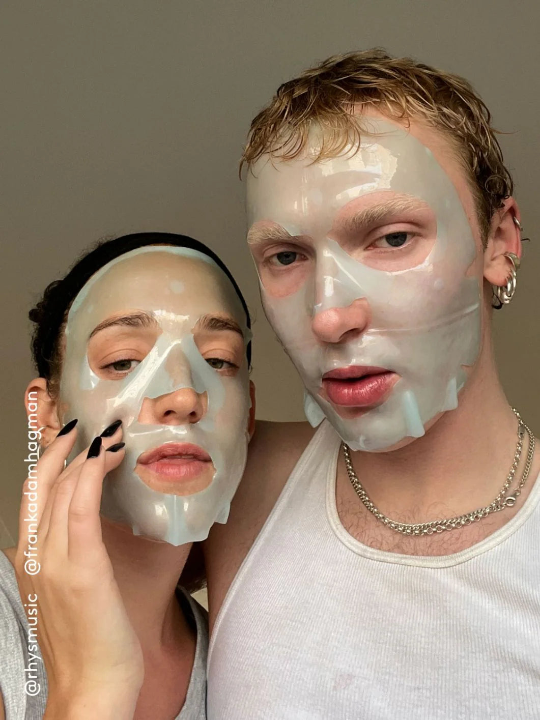 Model koji nosi XLASH hidrogel masku za lice