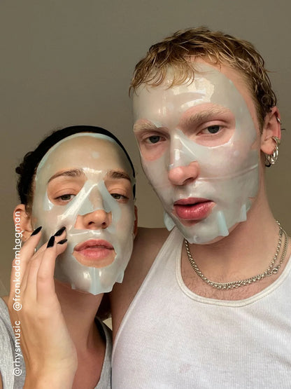Model koji nosi XLASH hidrogel masku za lice