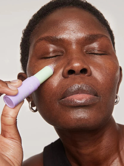 Model koji koristi XLASH stik za njegu očiju