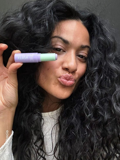 Model koji koristi XLASH stik za njegu očiju