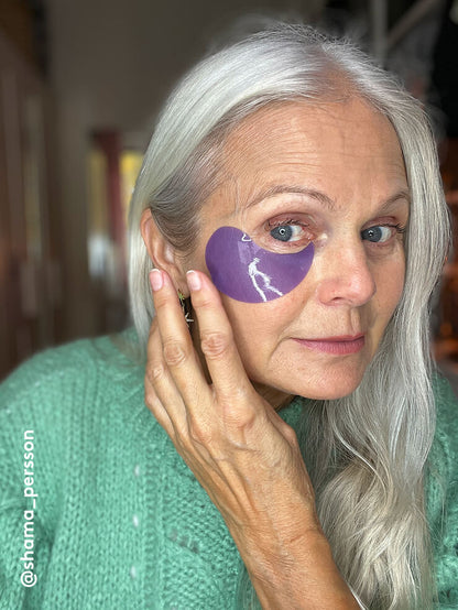 XLASH gel jastučići s retinolom naneseni na lice modela