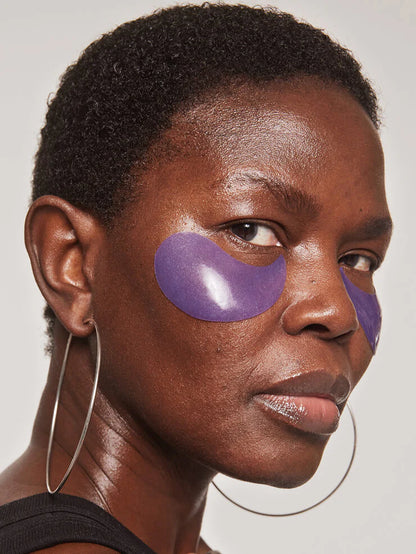 XLASH gel jastučići s retinolom naneseni na lice modela