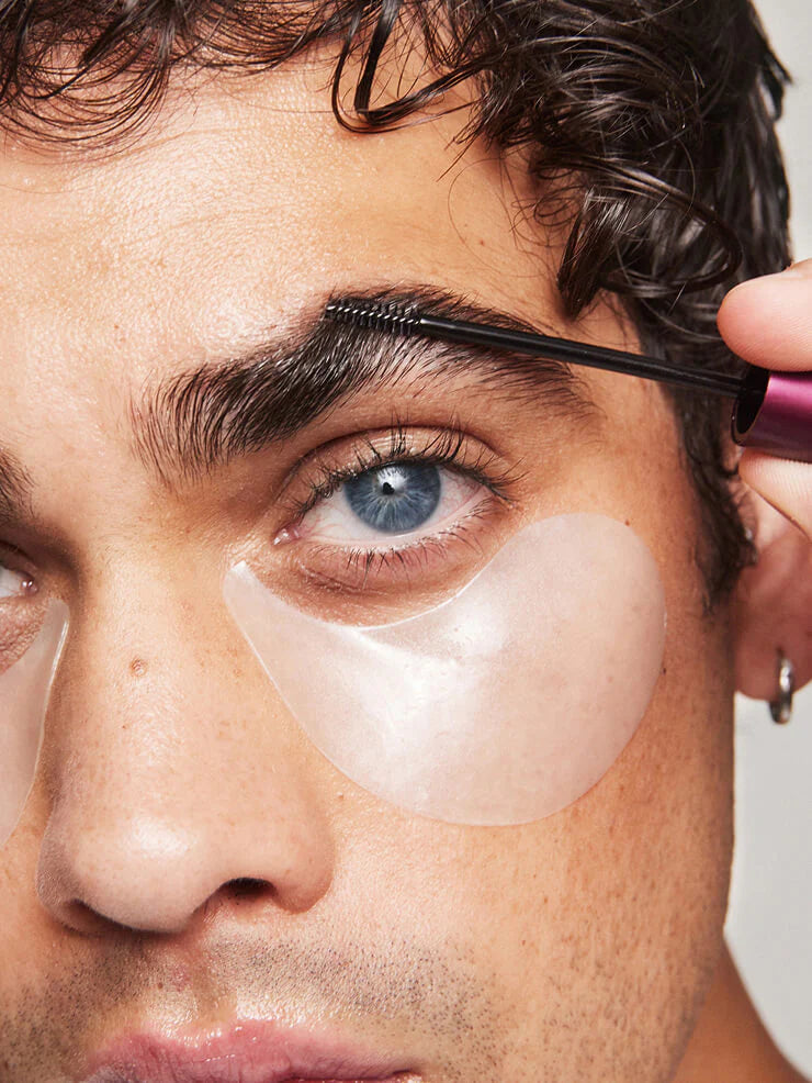 Model koji nanosi Xbrow serum na obrve