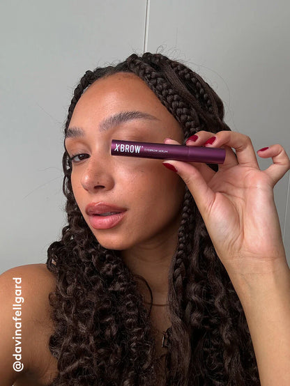 Model koji nanosi Xbrow serum na obrve