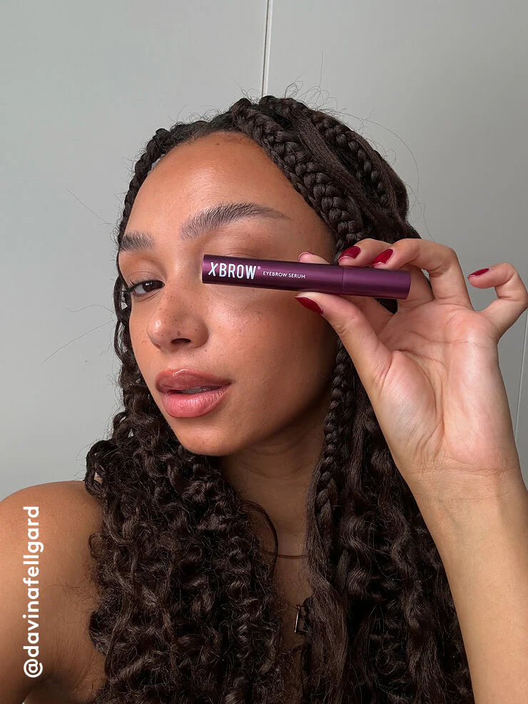 Model koji nanosi Xbrow serum na obrve