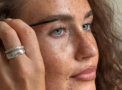 Model koji nanosi Xbrow serum na obrve