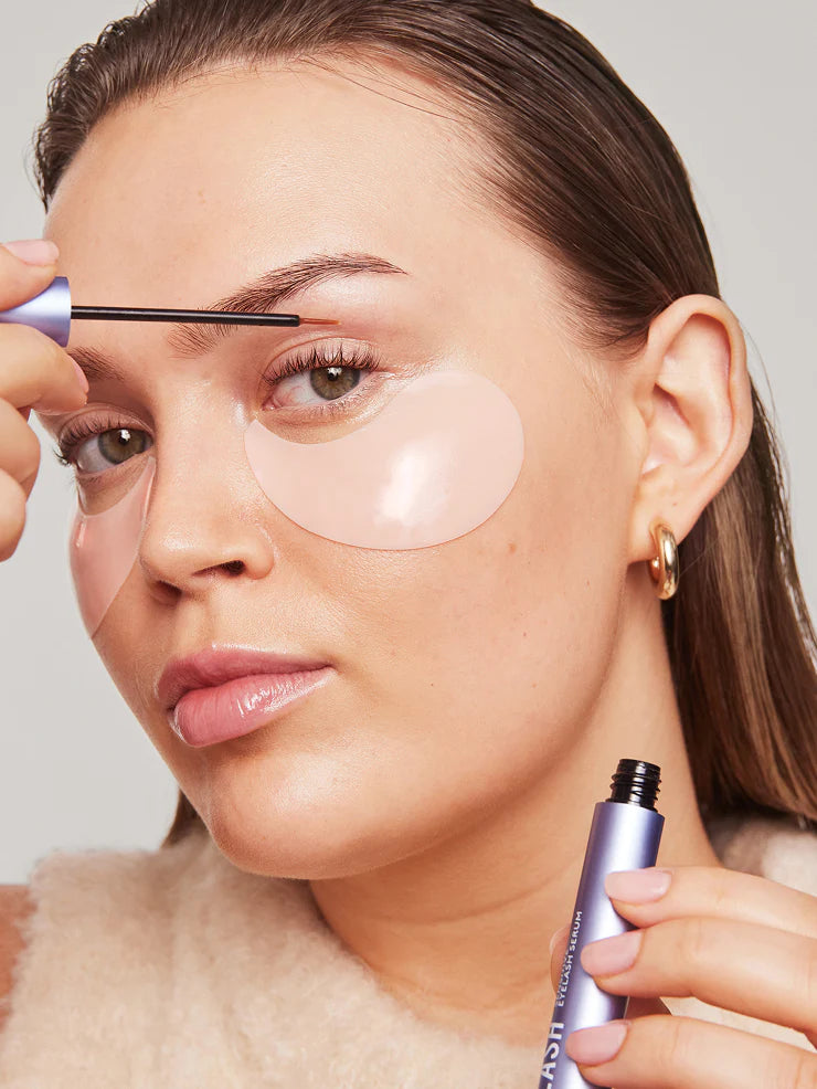 Model koristi Xlash Sensitive serum njegu